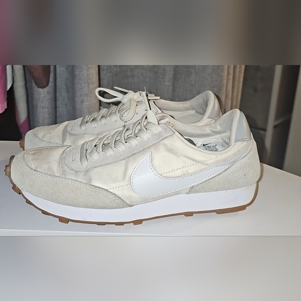 Women's Sz 7 Nike Daybreak